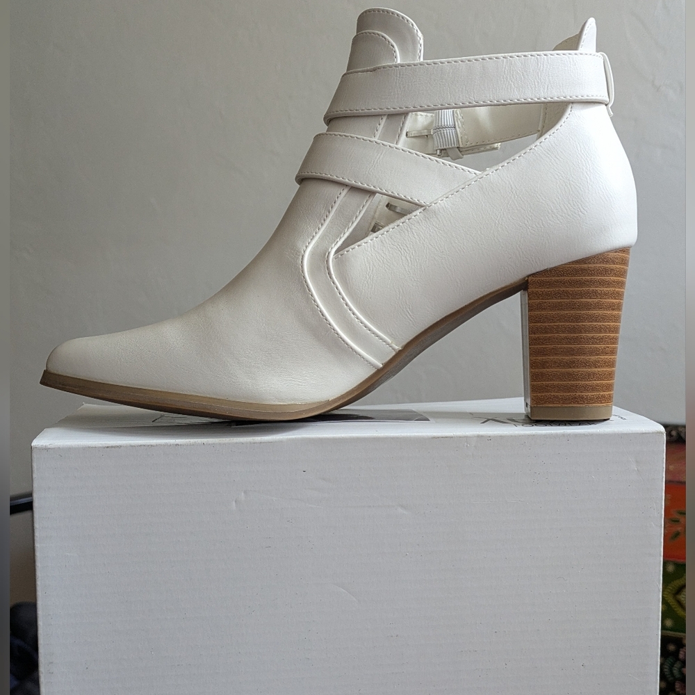 NWT Liz Claiborne White Heeled Ankle Boots with Double Buckles. Size 7.5 - Picture 3 of 11